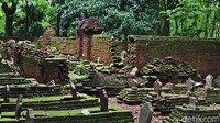 Deretan makam kuno berusia ratusan tahun dan tembok makam yang lapuk di situs Pangeran Suryanegara Cirebon.