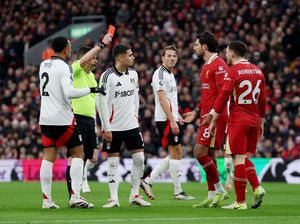 Liverpool Seri, Slot Enggan Salahkan Robertson Usai Dikartu Merah