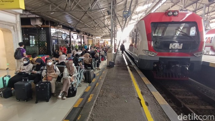 Suasana keberangkatan penumpang di Stasiun Tugu Jogja. Foto diunggah Minggu (15/12/2024).