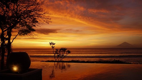 Sunset di salah satu hotel berbintang di Senggigi, beberapa waktu lalu. (Nathea Citra/detikBali)