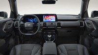 Kokpit mobil ini memiliki dasbor yang rendah dengan posisi duduk yang tinggi atau commanding. Panel instrumen dan layar entertainment mobil ini menyatu, dengan ragam fungsinya seperti kamera 360 derajat dan fitur konektivitas ke smartphone. Foto: Dok. Toyota