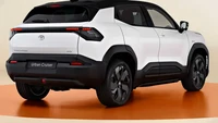 Jangan kaget jika mobil listrik Toyota ini dibuat dari basis mobil listrik Suzuki. Soalnya di India, kedua perusahaan asal Jepang tersebut sudah terbiasa bekerja sama dalam me-rebadge sebuah produk. Contohnya seperti Toyota Urban Cruiser Taisor yang dibikin kembarannya, Suzuki Fronx. Atau Suzuki Ertiga yang memiliki kembaran Toyota Rumion. Foto: Dok. Toyota