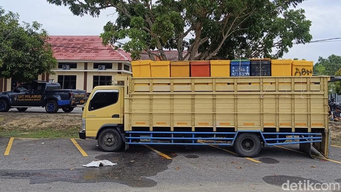 Truk yang digunakan untuk mengangkut balok timah ilegal.