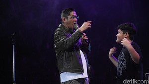 Penonton tetap semangat bernyanyi bersama sepanjang penampilan Ungu, menunjukkan antusiasme luar biasa.