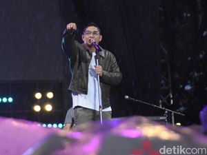 Video: Hujan-hujan Bareng Ungu Band di HUT Transmedia Hari Kedua