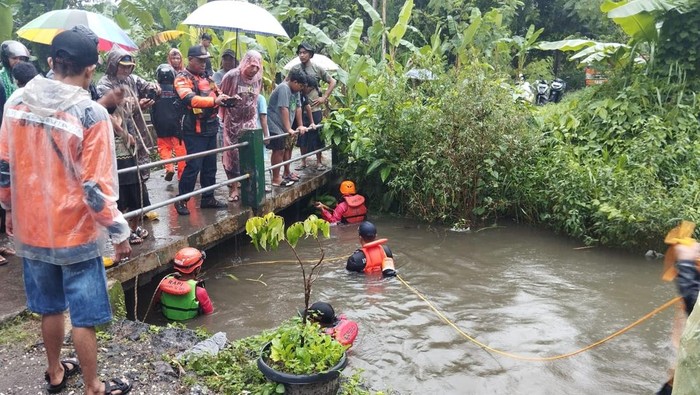 Upaya pencarian balita yang hanyut di Sungai Belik, Wonokromo, Pleret, Bantul, Minggu (15/12/2024).