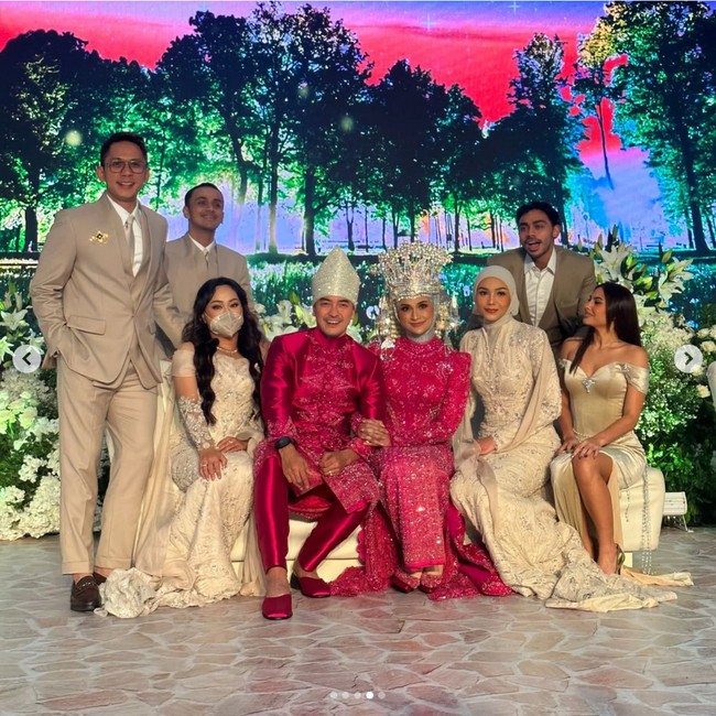 Valerie tampil glamor dengan gaun strapless berbelahan dada rendah saat menjadi pendamping Rafi Haikal di resepsi pernikahan Putri Zulhas. Dia melengkapi penampilannya dengan kalung berlian yang mempercantik penampilannya. Foto: Dok. Instagram