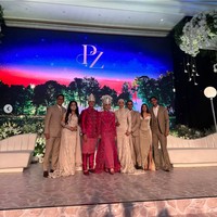 Valerie Thomas tampak hadir dalam resepsi pernikahan Zumi Zola dan Putri Zulhas yang digelar Sabtu (14/12/2024). Kehadiran Valerie jadi atensi karena dia mengenakan busana senada dengan keluarga Putri Zulhas.Foto: Dok. Instagram