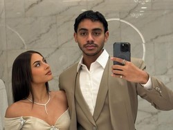 Foto: Gaya Couple Valerie Thomas & Putra Zulkifi Hasan di Resepsi Putri Zulhas