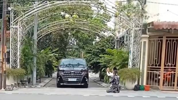 Viral Warga Nekat Cegat Mobil Jokowi di Solo Sambil Bersimpuh