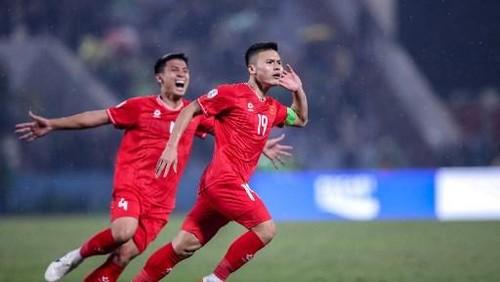 Vietnams Nguyen Quang Hai (R) celebrates after scoring a goal during the 2024 ASEAN Electric Cup group B football match between Vietnam and Indonesia at the Viet Tri stadium in Phu Tho province on December 15, 2024. (Photo by Lam THOA / AFP)