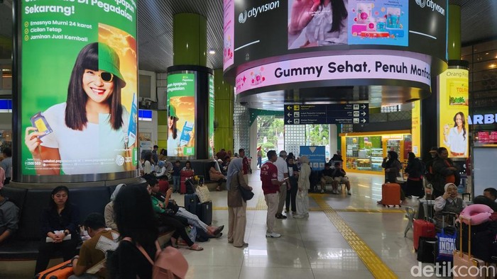 Warga curi start libur akhir tahun via Stasiun Gambir
