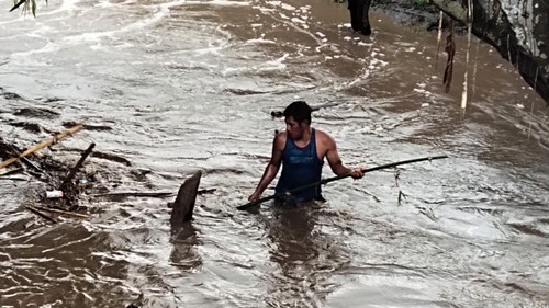 Kapolsek Kempo, Ipda Jubaidin saat melakukan pencarian warga yang hanyut bersama seekor sapi. (Istimewa).
