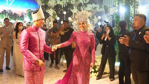 Zumi Zola ajak dansa Putri Zulkifli Hasan saat resepsi pernikahan.