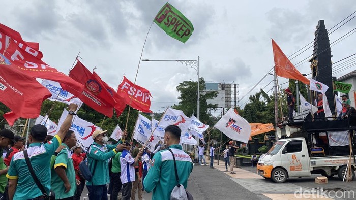 Aksi massa aliansi buruh Jawa Tengah di halaman Kantor Gubernur Jateng, Senin (16/12/2024).