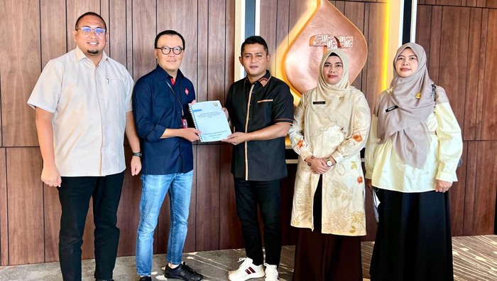 Andre Rosiade mendampingi Wabup Solok yang juga Bupati Solok terpilih Jon Firman Pandu bertemu Dirut Telkomsel Nugroho. (dok. istimewa).
