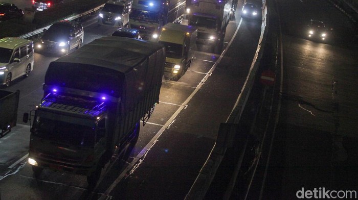 Pemerintah menerapkan pembatasan kendaraan di sejumlah lokasi saat libur Nataru. Sebab, diprediksi akan ada lebih dari 110 juta orang yang melakukan perjalanan selama libur Nataru.