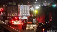Pembatasan kendaraan angkutan barang dilakukan pada mobil barang dengan sumbu 3 atau lebih, mobil barang dengan kereta tempelan, kereta gandengan, serta mobil barang yang mengangkut hasil galian, hasil tambang dan bahan bangunan.