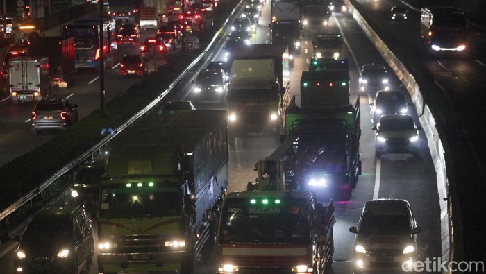 Pemerintah menerapkan pembatasan kendaraan di sejumlah lokasi saat libur Nataru. Sebab, diprediksi akan ada lebih dari 110 juta orang yang melakukan perjalanan selama libur Nataru.