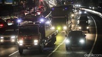 Angkutan barang melintas di Tol JORR, Jakarta, Senin (16/12/2024). Kementerian Perhubungan bersama dengan Korlantas Polri dan Kementerian Pekerjaan Umum (PU) menerbitkan Surat Keputusan Bersama (SKB) tentang Pengaturan Lalu Lintas Jalan Serta Penyeberangan Selama Masa Angkutan Natal 2024 Dan Tahun Baru 2025. Dalam SKB itu ada pengaturan pembatasan operasional kendaraan angkutan barang di libur natal dan tahun baru.