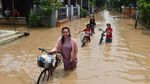 Tanggul Jebol Bikin Banjir Besar Rendam Ponorogo