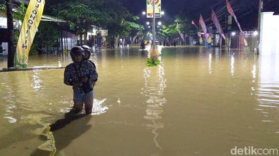 Banjir Melanda Jalan Nasional Trenggalek-Tulungagung