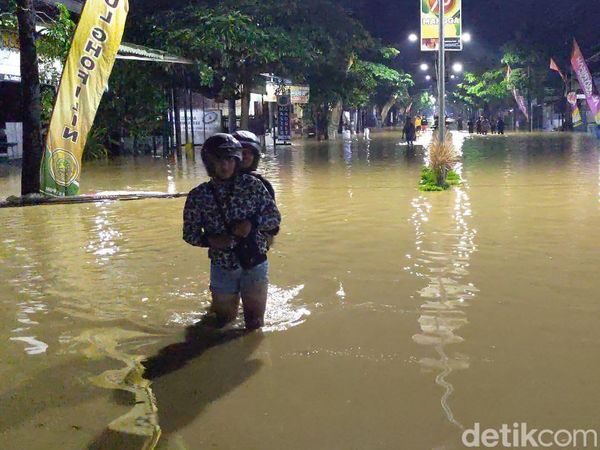 Banjir Melanda Jalan Nasional Trenggalek-Tulungagung
