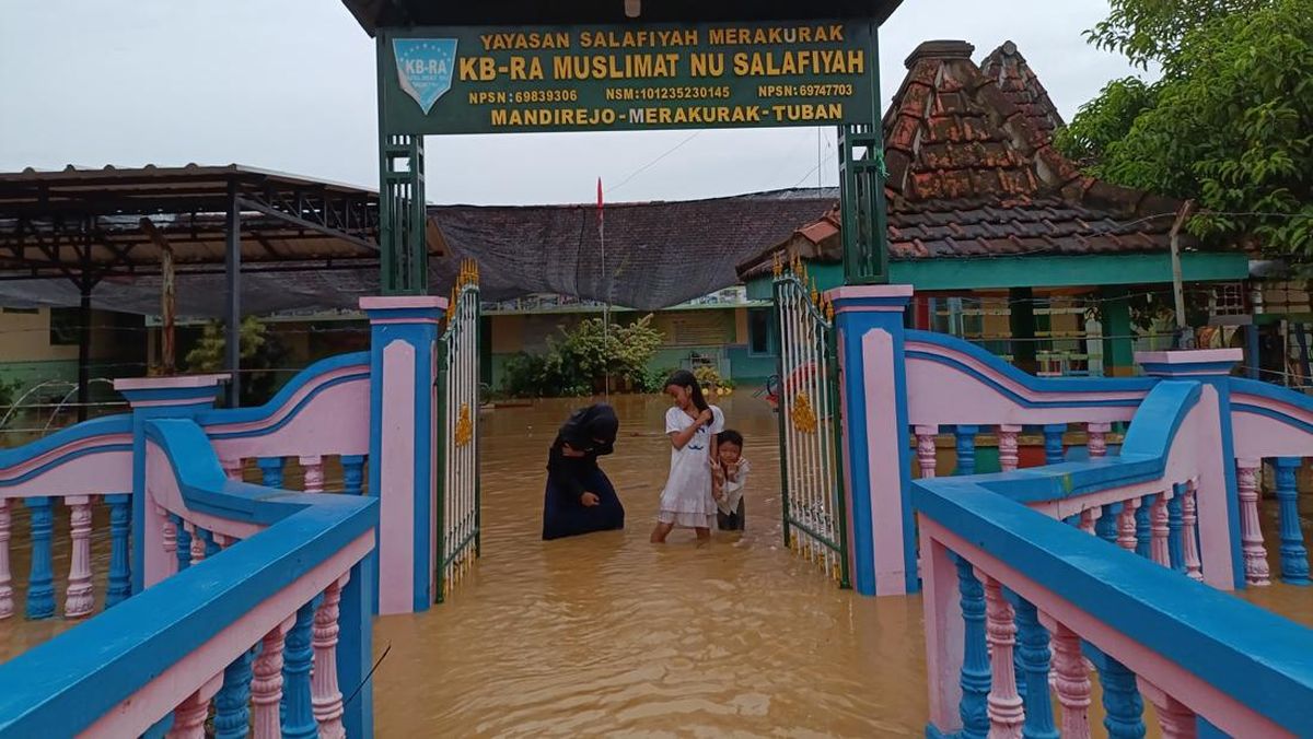 Banjir Rendam Permukiman dan Sekolah di Tuban