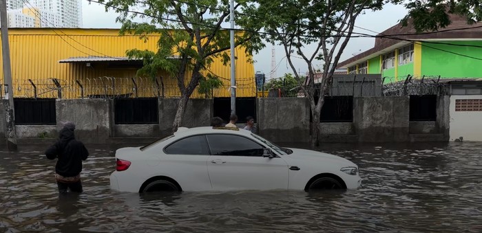 Nekat Terobos Banjir Rob, Risiko yang Mengintai Kendaraan Anda