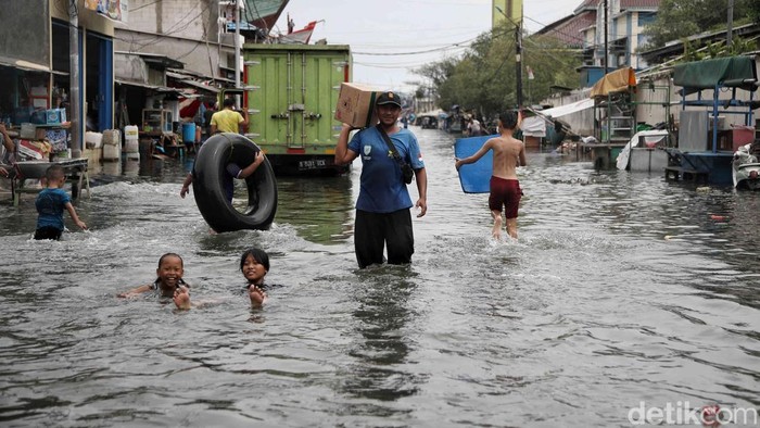 Banjir rob di Penjaringan, Jakarta Utara, telah berlangsung selama 4 hari. Kawasan yang tergenang banjir tersebut kini jadi arena bermain anak-anak.