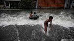 Kala Banjir Rob Jadi Wahana Bermain Anak-anak