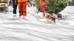 Kala Banjir Rob Jadi Wahana Bermain Anak-anak