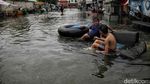 Kala Banjir Rob Jadi Wahana Bermain Anak-anak
