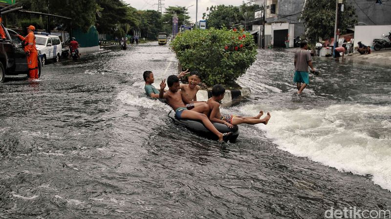 Banjir rob di Penjaringan, Jakarta Utara, telah berlangsung selama 4 hari. Kawasan yang tergenang banjir tersebut kini jadi arena bermain anak-anak.