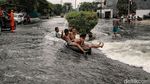 Kala Banjir Rob Jadi Wahana Bermain Anak-anak