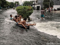Kala Banjir Rob Jadi Wahana Bermain Anak-anak
