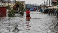 Pantauan detikcom, banjir rob merendam kawasan itu sejak pagi hari. 