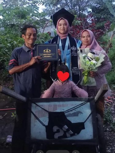 Beredar postingan viral, usai menjalani wisuda ia diarak menggunakan gerobak pengepul rongsok bikin haru dan langsung menuai atensi warganet. Postingan tersebut langsung viral di media sosial.