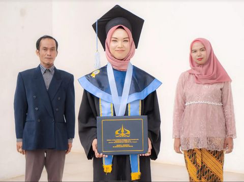 Beredar postingan viral, usai menjalani wisuda ia diarak menggunakan gerobak pengepul rongsok bikin haru dan langsung menuai atensi warganet. Postingan tersebut langsung viral di media sosial.