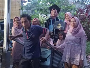 Bikin Haru, Wisudawan Trisakti Diarak Gerobak Pengepul Rongsok Ayah Usai Wisuda