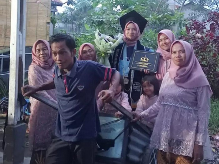 Beredar postingan viral, usai menjalani wisuda ia diarak menggunakan gerobak pengepul rongsok bikin haru dan langsung menuai atensi warganet. Postingan tersebut langsung viral di media sosial.