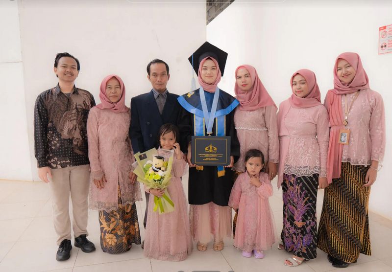 Beredar postingan viral, usai menjalani wisuda ia diarak menggunakan gerobak pengepul rongsok bikin haru dan langsung menuai atensi warganet. Postingan tersebut langsung viral di media sosial.