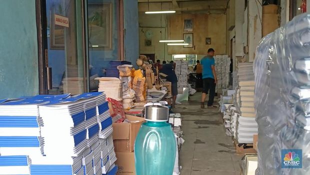 Bisnis percetakan dan laminating naik turun menjelang akhir tahun 2024. (CNBC Indonesia/Ferry Sandi)