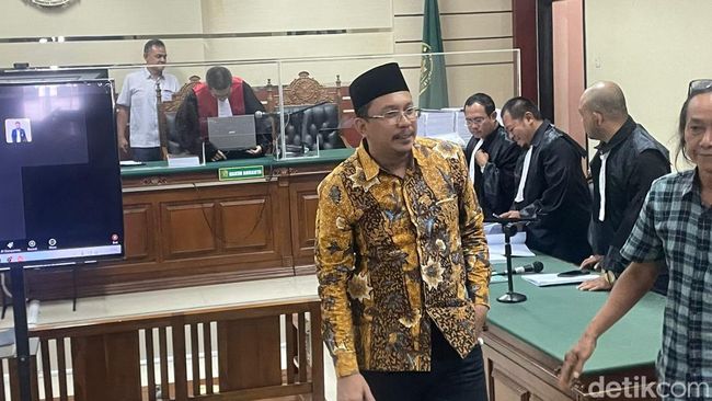 Bupati Nonaktif Sidoarjo Gus Muhdlor usai menjalani Sidang Pledoi di Pengadilan Tipikor.