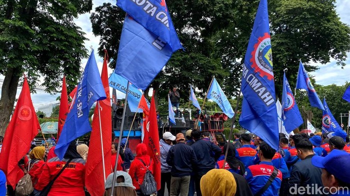 Buruh demo di depan Gedung Sate.
