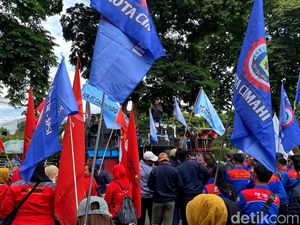 Kawal Pleno Pengupahan, Buruh di Jabar Demo di Depan Gedung Sate