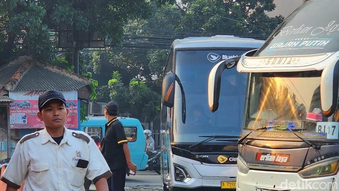 Bus AKAP di Terminal Pondok Pinang Jakarta
