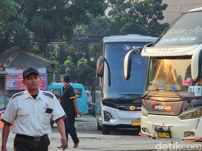 Bus AKAP di Terminal Pondok Pinang Jakarta