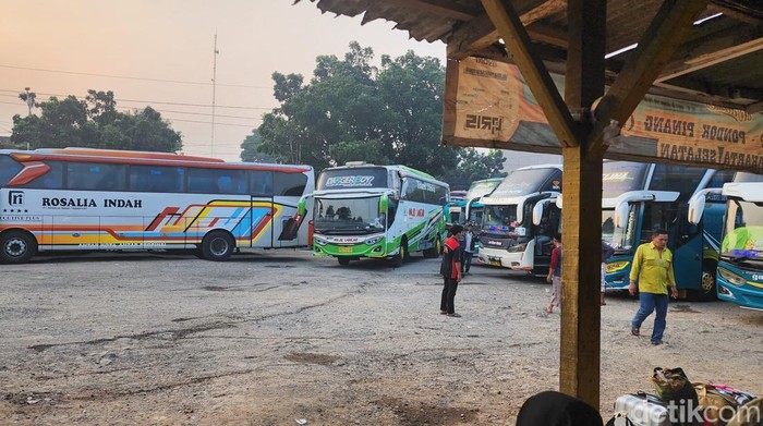 Bus AKAP di Terminal Pondok Pinang Jakarta