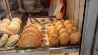 Combro GS & Kue Medan juga tak kalah enak. Combronya diisi dengan oncom yang pedas dan ditambah rawit ijo. Lokasinya ada di Pasar Mayestik, Kebayoran Baru. Foto: Google Review/Rony Soerakoesoemah